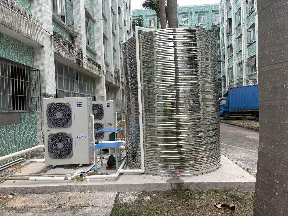 深圳市区首套新款海尔变频空气能10匹工厂宿舍热水案例